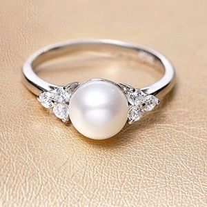 $4 PEARL RING. SIZE 7. NEW. $4 if bundled